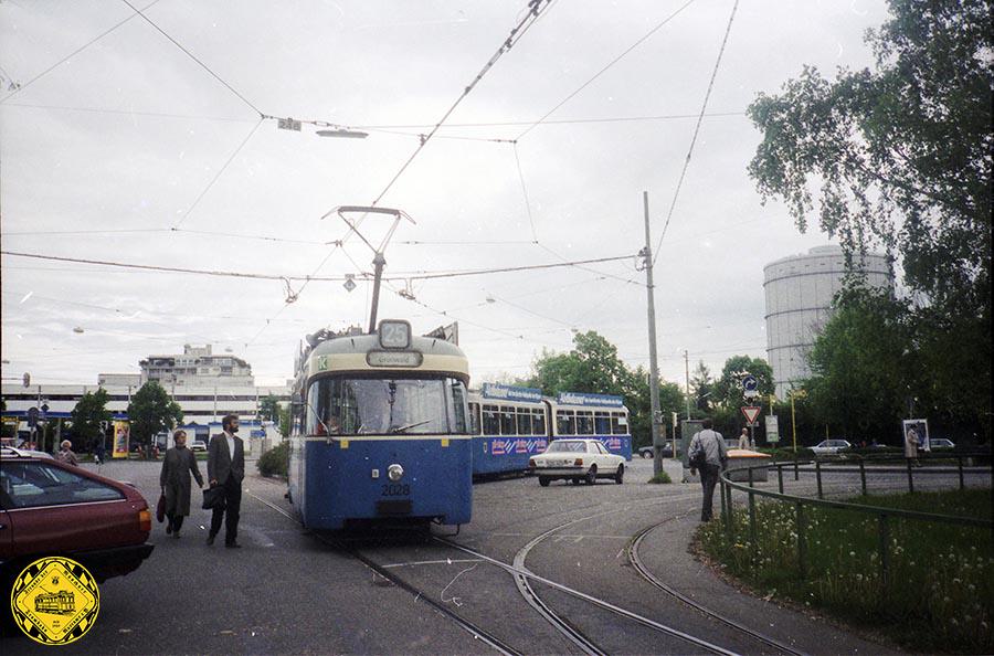 Die Hanauerstraße war auch für die Linie 25 ab 05.10.1981 in der Hauptverkehrszeit, später ab 29.10.1988 auch dauerhaft bis 23.05.1993  der Startpunkt zur Fahrt nach Grünwald.